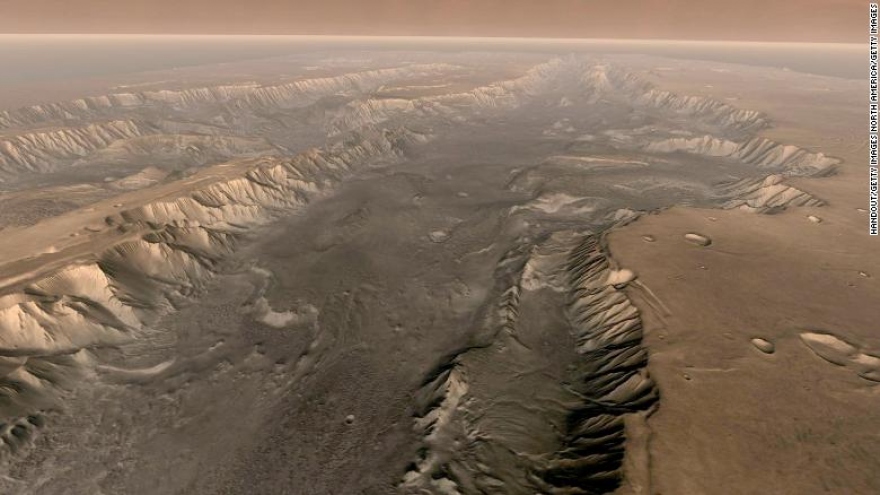 Phát hiện bất ngờ về “lượng nước đáng kể” tại hẻm núi sâu nhất Hệ Mặt trời trên sao Hỏa